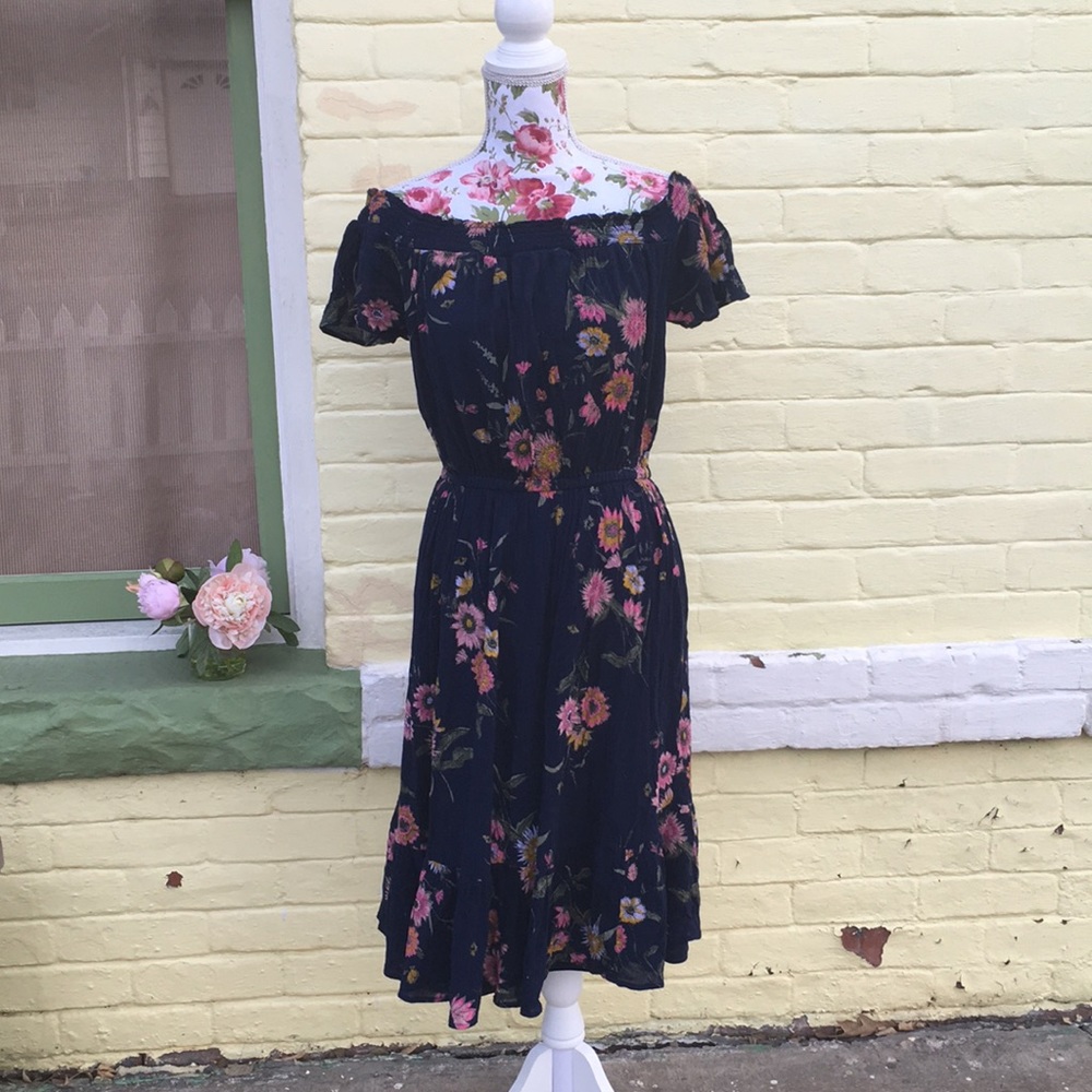 🌸Host Pick🌸Cold shoulder floral Navy Dress - Picture 3 of 8